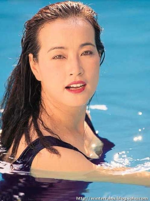 Lưu Hiểu Khánh trở thành một trong những người giàu nhất ở Trung Quốc, đứng vị trí thứ 45 trong Danh sách 50 doanh nhân giàu nhất Trung Quốc năm 1999 của Forbes. Cô đã xuất bản cuốn tự truyện Từ ngôi sao điện ảnh đến nữ tỷ phú vào năm 1995. Năm 2002, cô bị bắt vì tội trốn thuế trong vụ liên quan đến công ty của mình: Công ty TNHH Văn hóa và Nghệ thuật Hiểu Khánh Bắc Kinh (Beijing Xiaoqing Culture and Arts Company Ltd.), bị phạt 7,1 tỉ nhân dân tệ và phải ngồi tù 1 năm. Ảnh. Sohu.